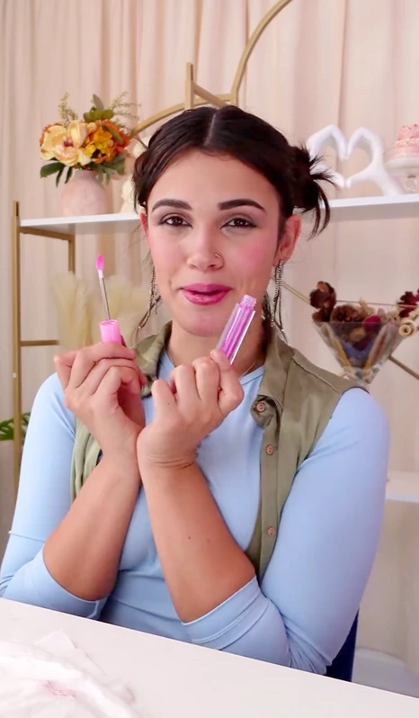 Lua Pizzo demonstrating a beauty product during a livestream